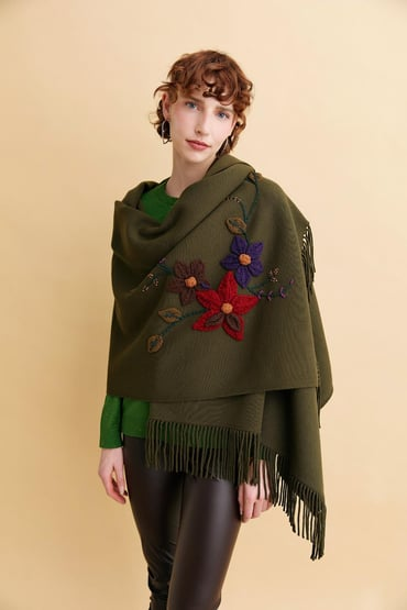 Kadın Örgü Çiçek İşlemeli Püsküllü Şal Desen