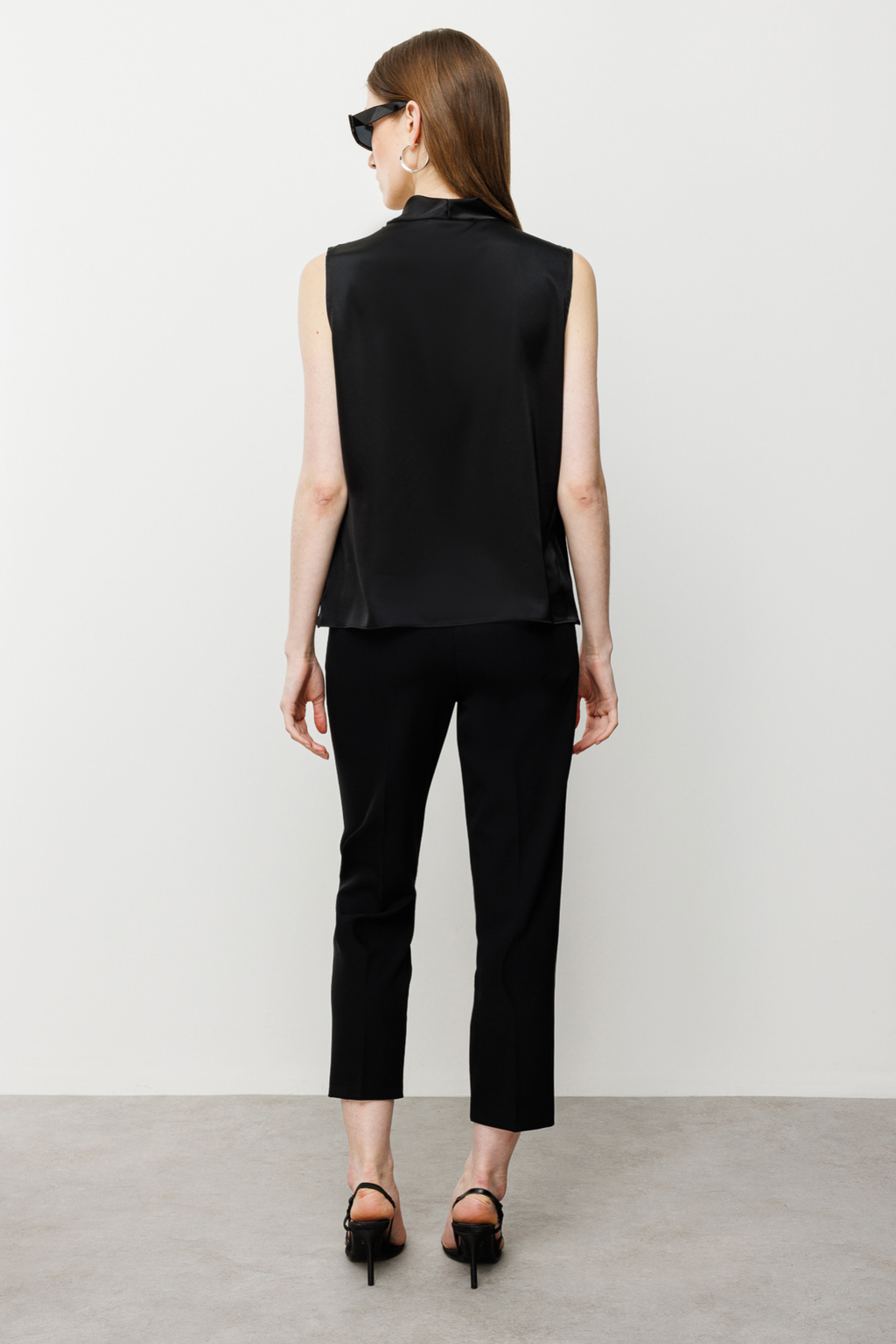 Ekol Kadın Kolsuz Oversize Minimalist Saten Bluz