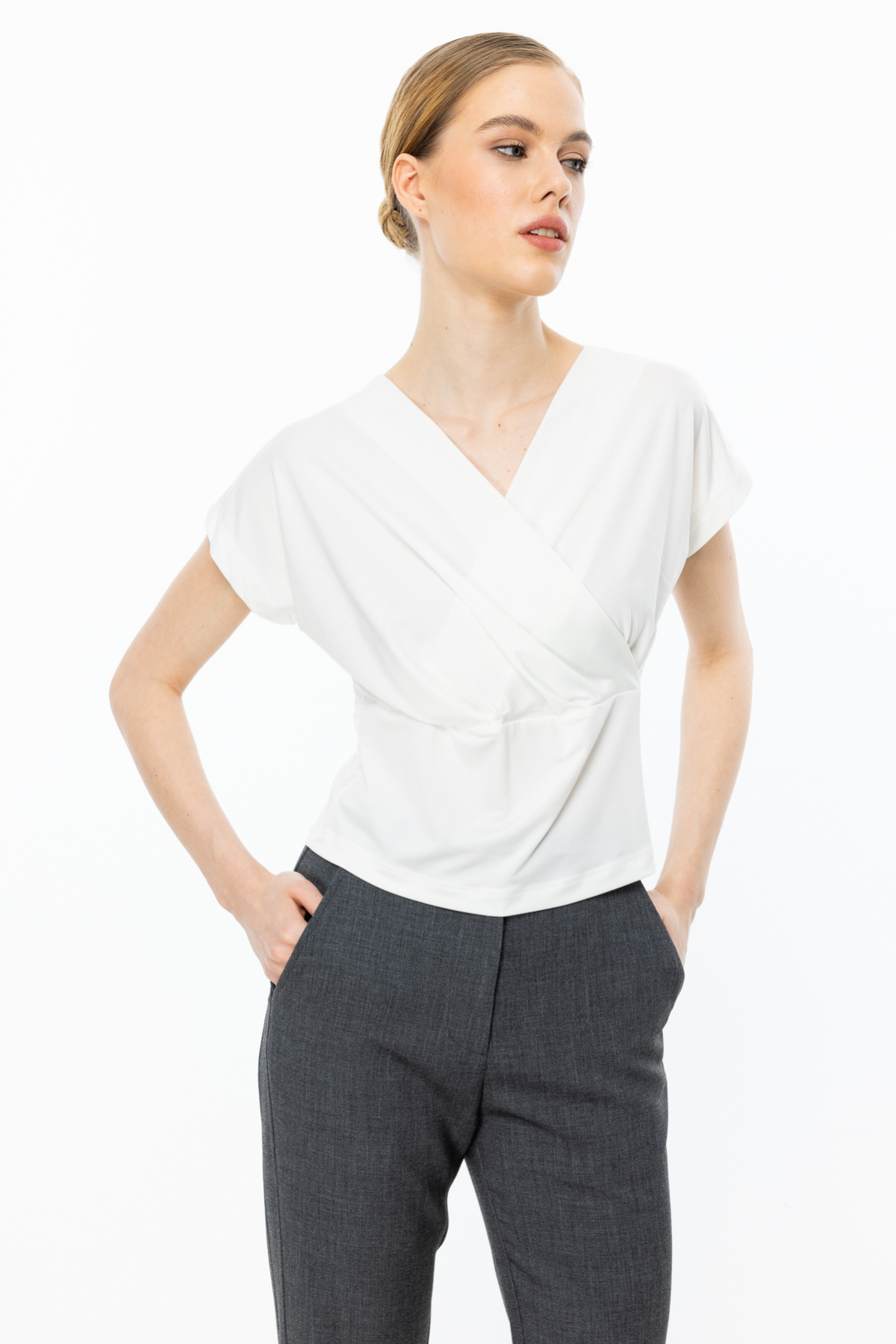On Minimalist V Yaka Crop Bluz - Kısa Kol - Günlük