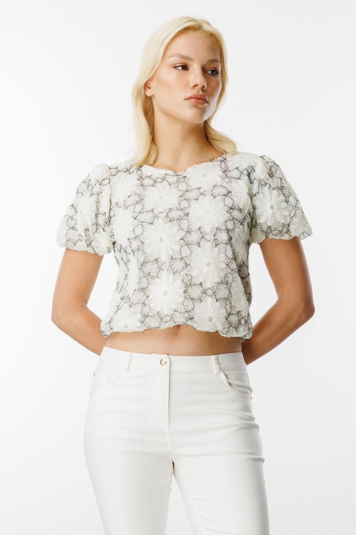 On Kadın Crop Bluz - Minimalist Çiçek Desenli Kısa Kol - Yazlık Bluz