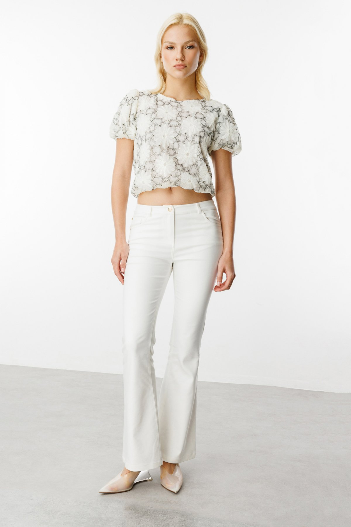 On Kadın Crop Bluz - Minimalist Çiçek Desenli Kısa Kol - Yazlık Bluz