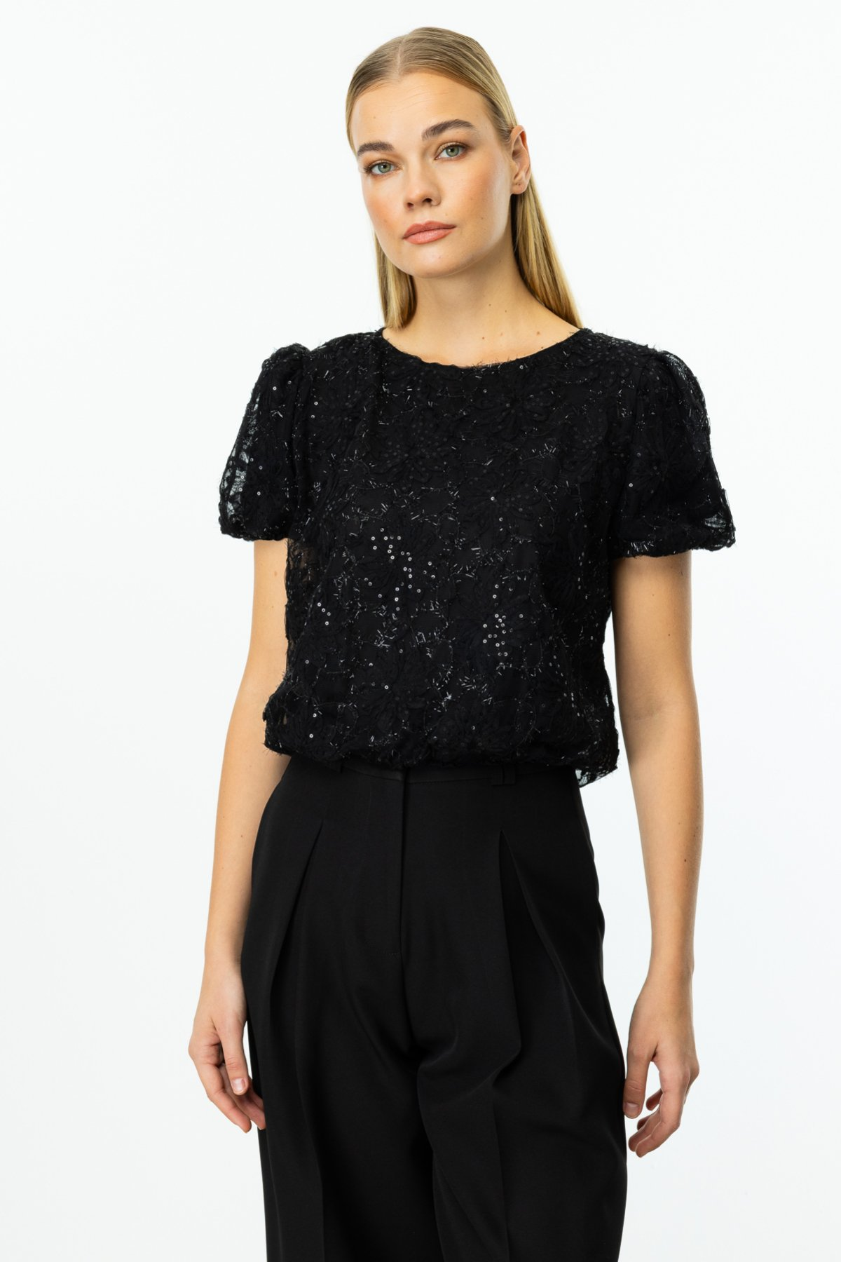 On Kadın Crop Bluz - Minimalist Çiçek Desenli Kısa Kol - Yazlık Bluz
