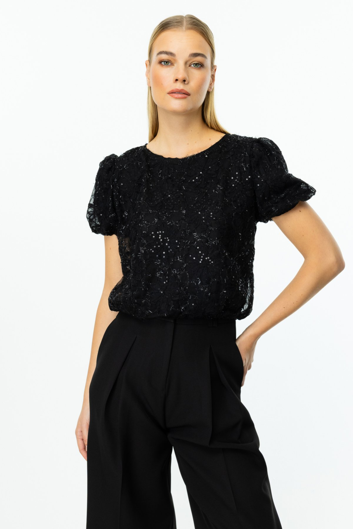 On Kadın Crop Bluz - Minimalist Çiçek Desenli Kısa Kol - Yazlık Bluz
