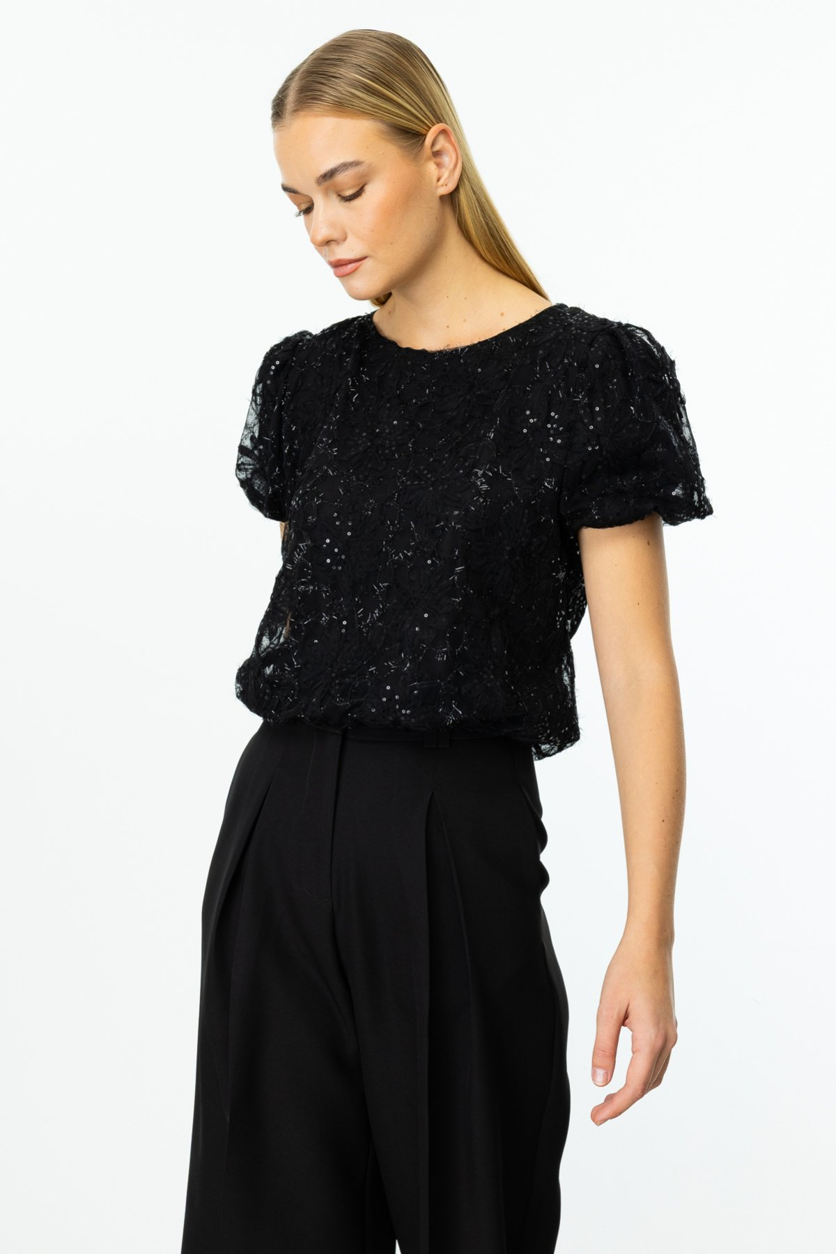 On Kadın Crop Bluz - Minimalist Çiçek Desenli Kısa Kol - Yazlık Bluz