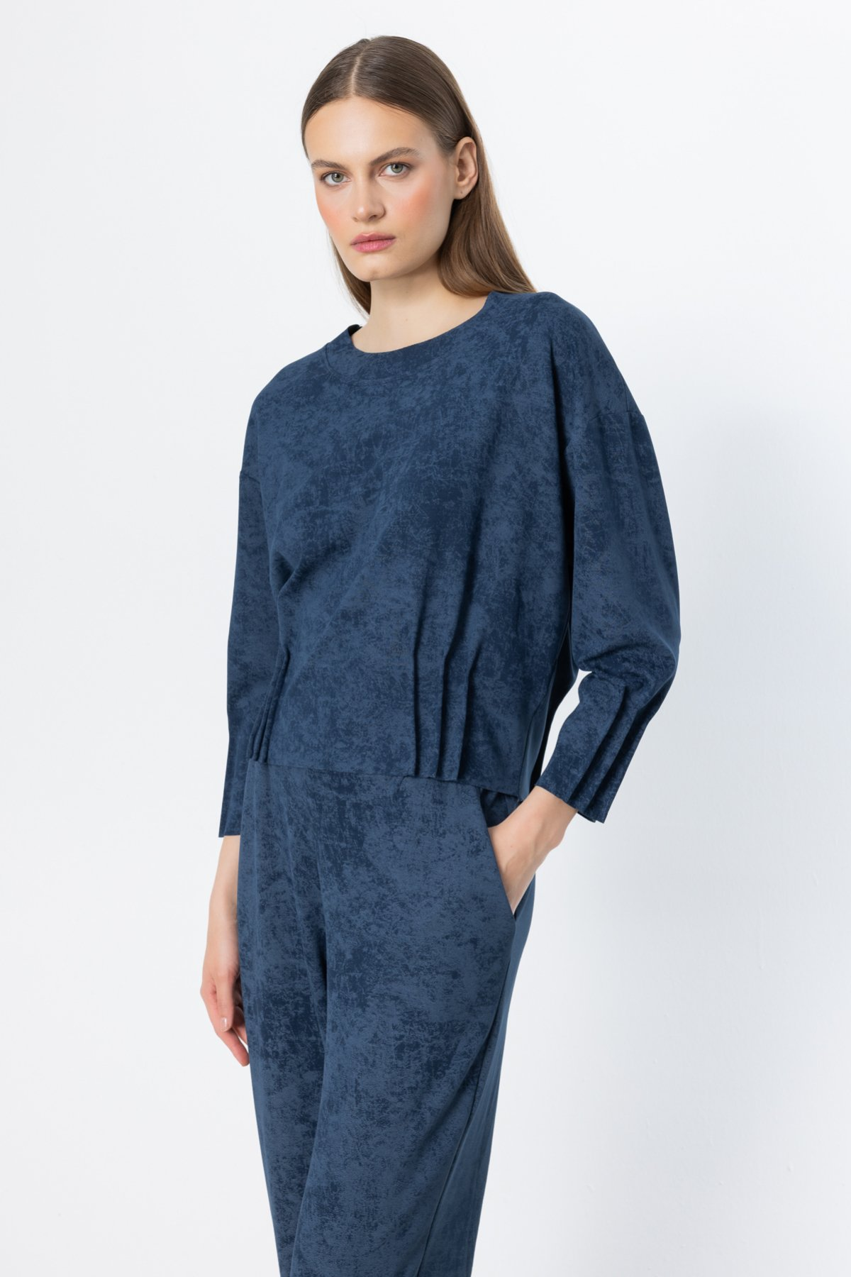 On Pile Detaylı Batik Desenli Bluz İkincil görsel
