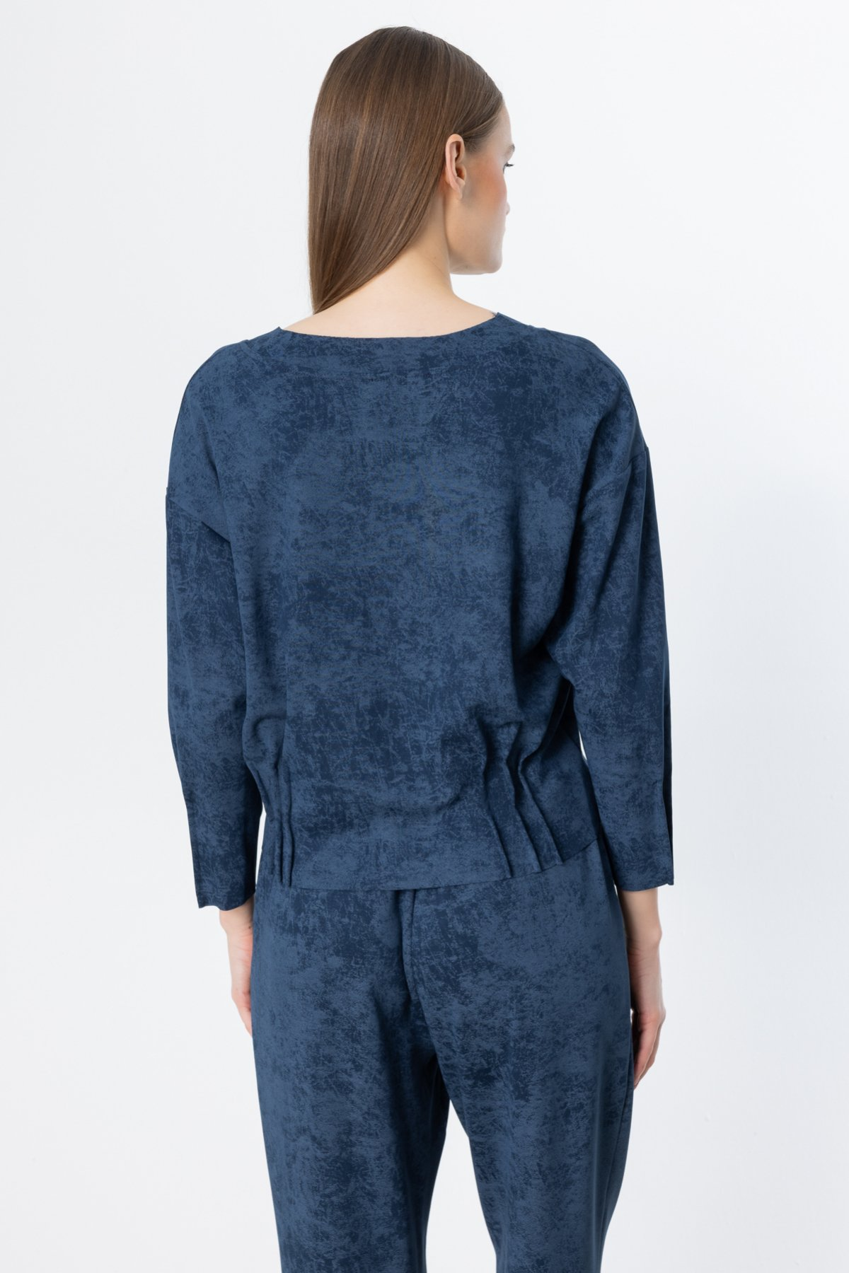 On Pile Detaylı Batik Desenli Bluz