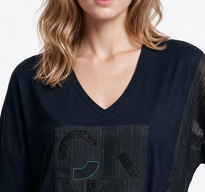 Daıdo Kadın V Yaka Rahat Kesim İşlemeli ve Dokulu Panel Detaylı Kısa Kollu T-Shirt