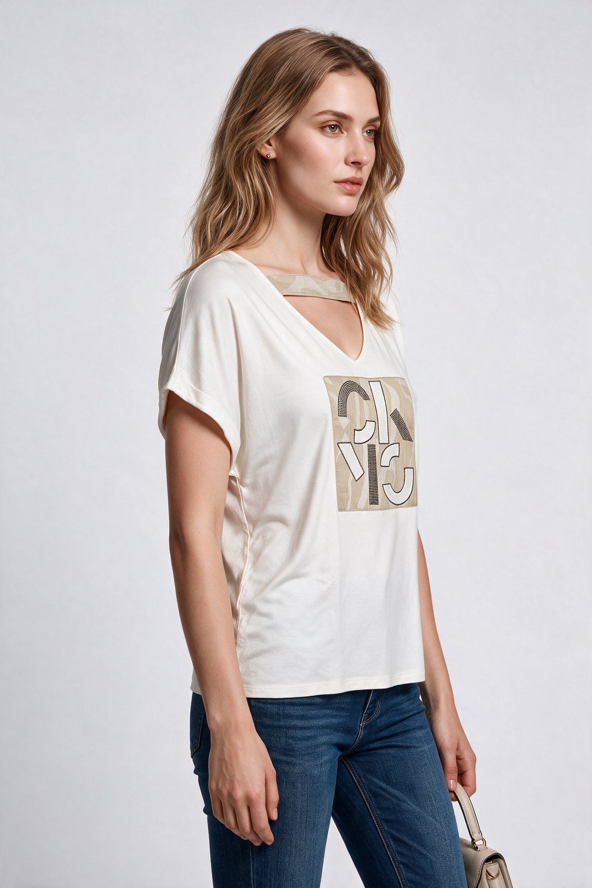 Daıdo Kadın V Yaka Rahat Kesim İşlemeli Desenli Pamuk Karışımlı T-Shirt