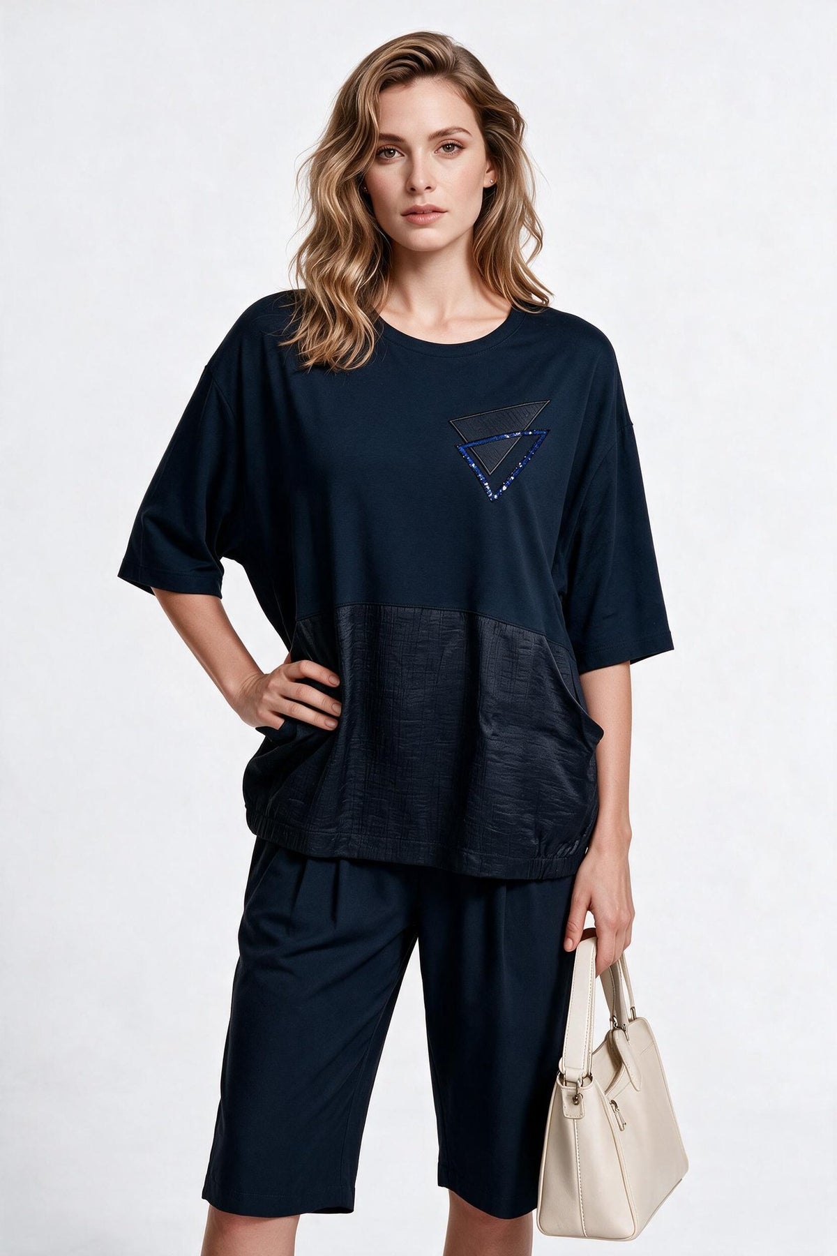 Daıdo Kadın Rahat Kesim Bisiklet Yaka Üçgen Aplike Detaylı İki Dokulu Kısa Kol T-Shirt Main image