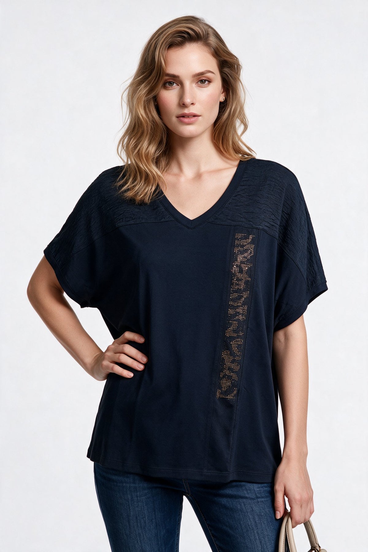 Daıdo Kadın V Yaka Rahat Kesim Dokulu Kumaş Detaylı İşlemeli T-Shirt Main image
