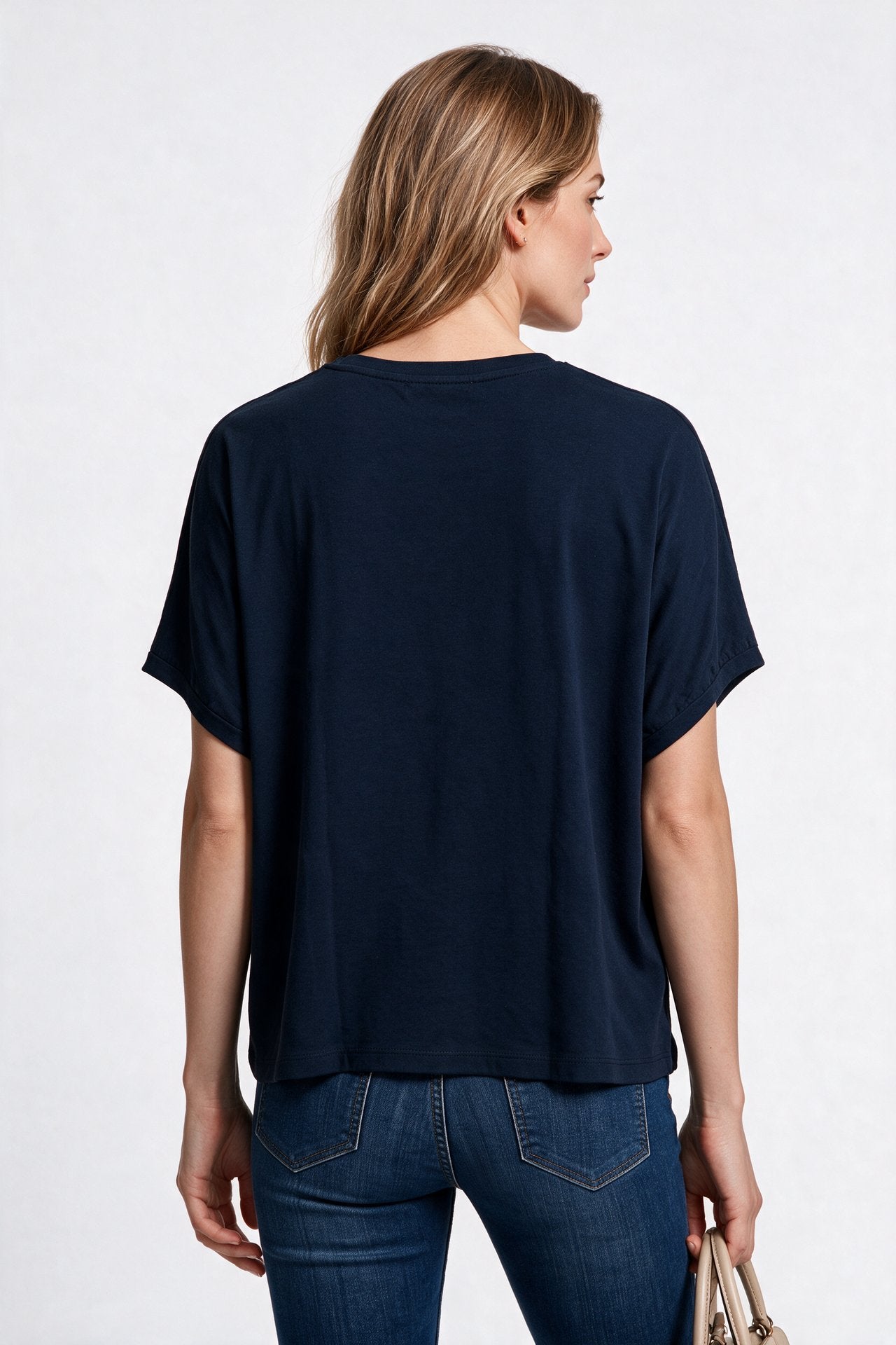 Daıdo Kadın V Yaka Rahat Kesim Dokulu Kumaş Detaylı İşlemeli T-Shirt