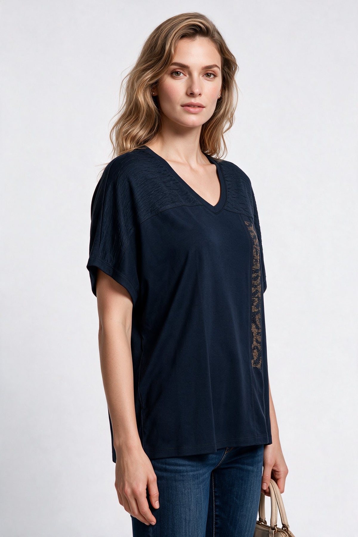 Daıdo Kadın V Yaka Rahat Kesim Dokulu Kumaş Detaylı İşlemeli T-Shirt