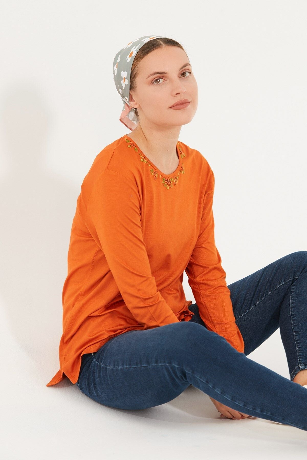 Desen Minimalist Nakışlı Uzun Kol Oversize Kadın Bluz Main image