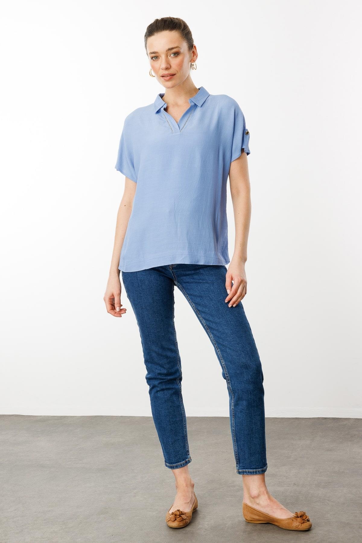 Desen Minimalist Polo Yaka Kısa Kol Kadın Bluz - Rahat ve Şık Secondary image
