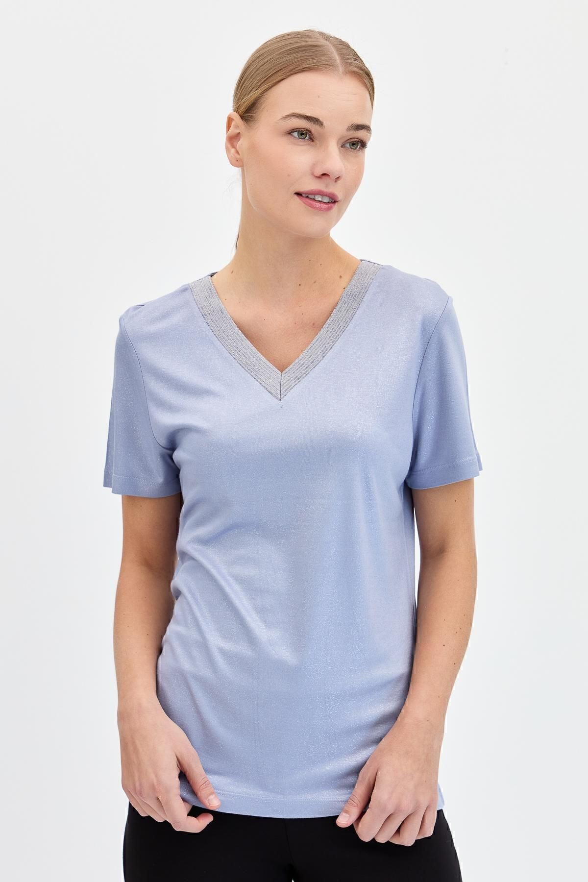 Desen Minimalist V Yaka Kısa Kol Kadın T-Shirt - Günlük & Şık Main image