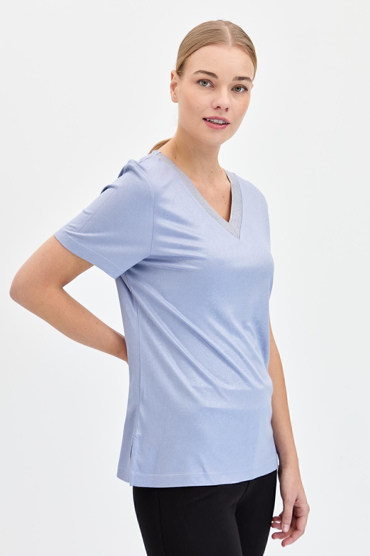 Desen Minimalist V Yaka Kısa Kol Kadın T-Shirt - Günlük & Şık Secondary image