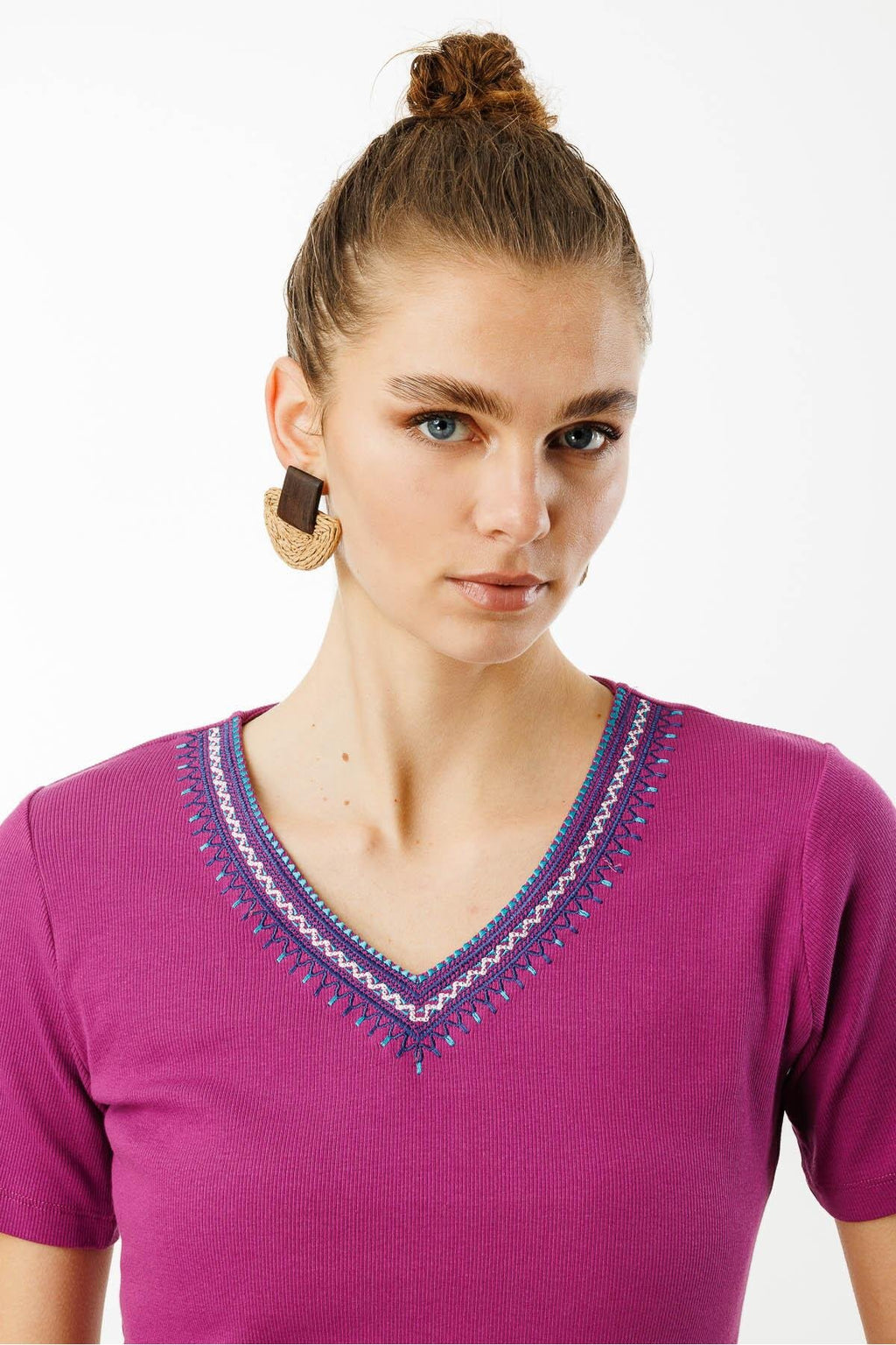 Desen Kadın V Yaka Yakası Nakış İşlemeli Pamuklu T-Shirt