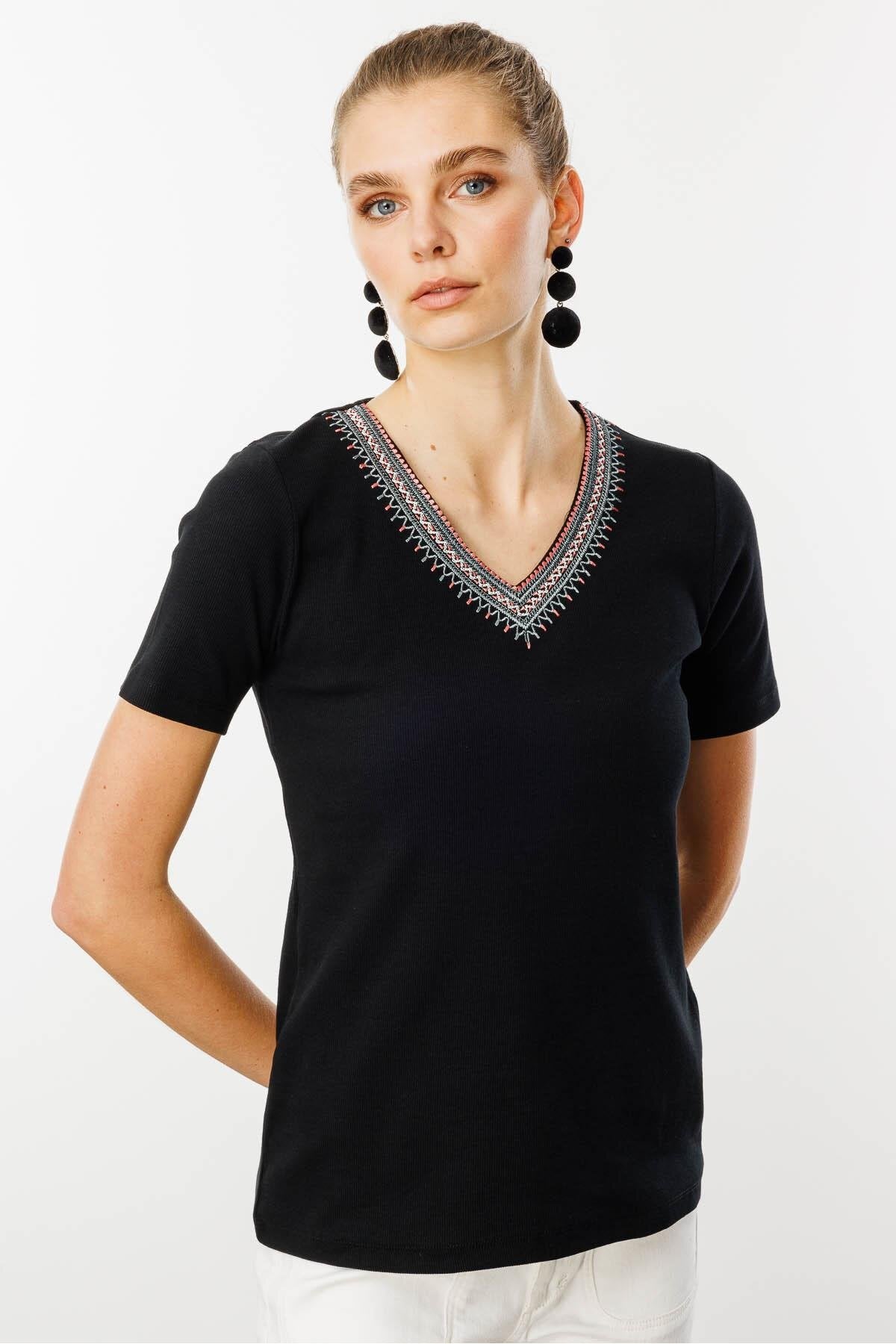 Desen Kadın V Yaka Yakası Nakış İşlemeli Pamuklu T-Shirt Ana görsel