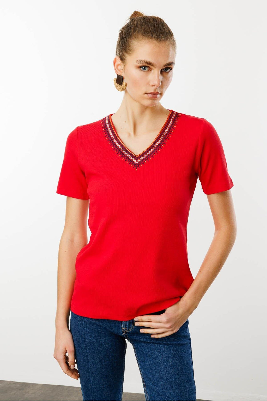 Desen Kadın V Yaka Yakası Nakış İşlemeli Pamuklu T-Shirt