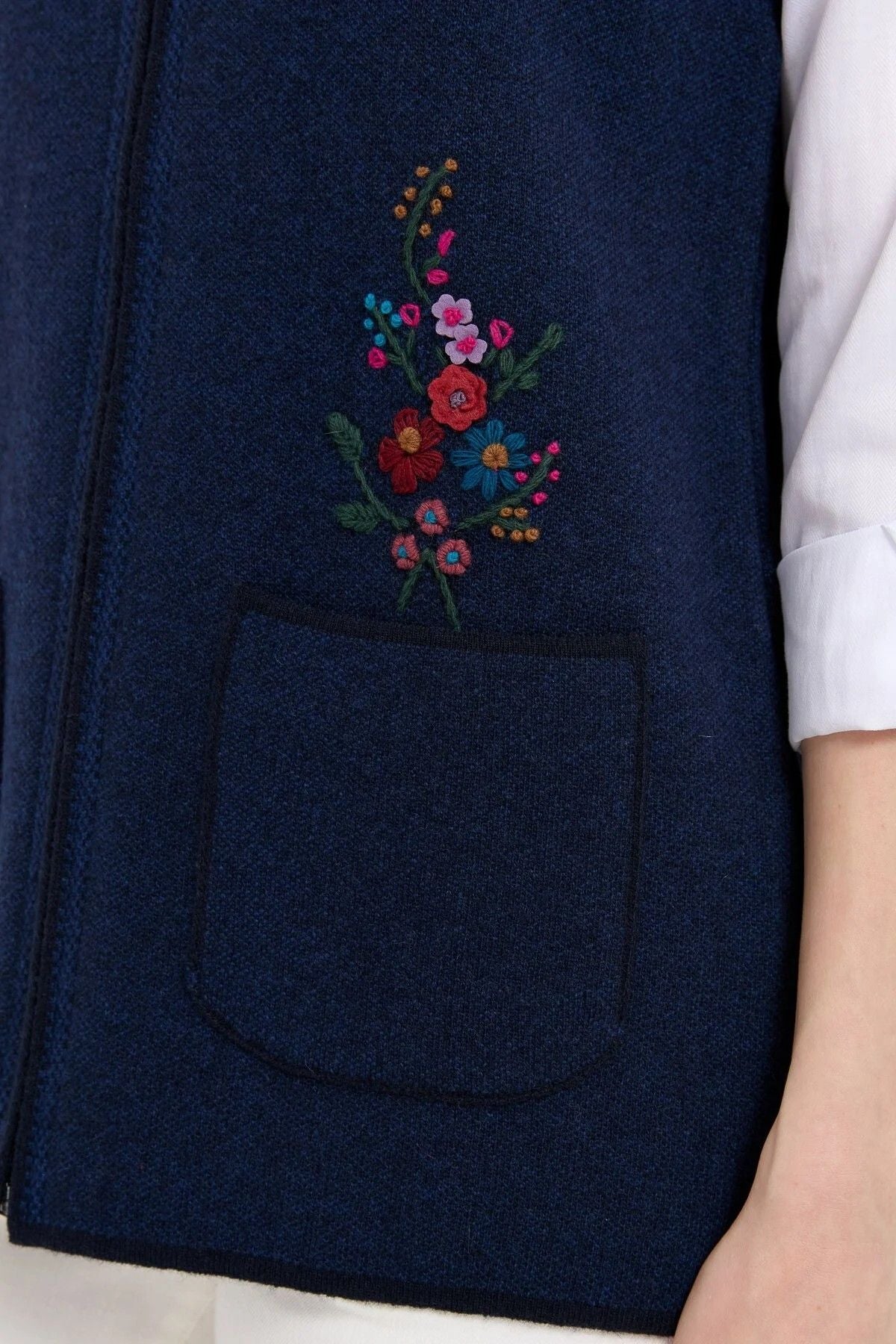 Desen Kadın Yelek: Minimalist Nakışlı Fermuarlı Midi Yelek Secondary image
