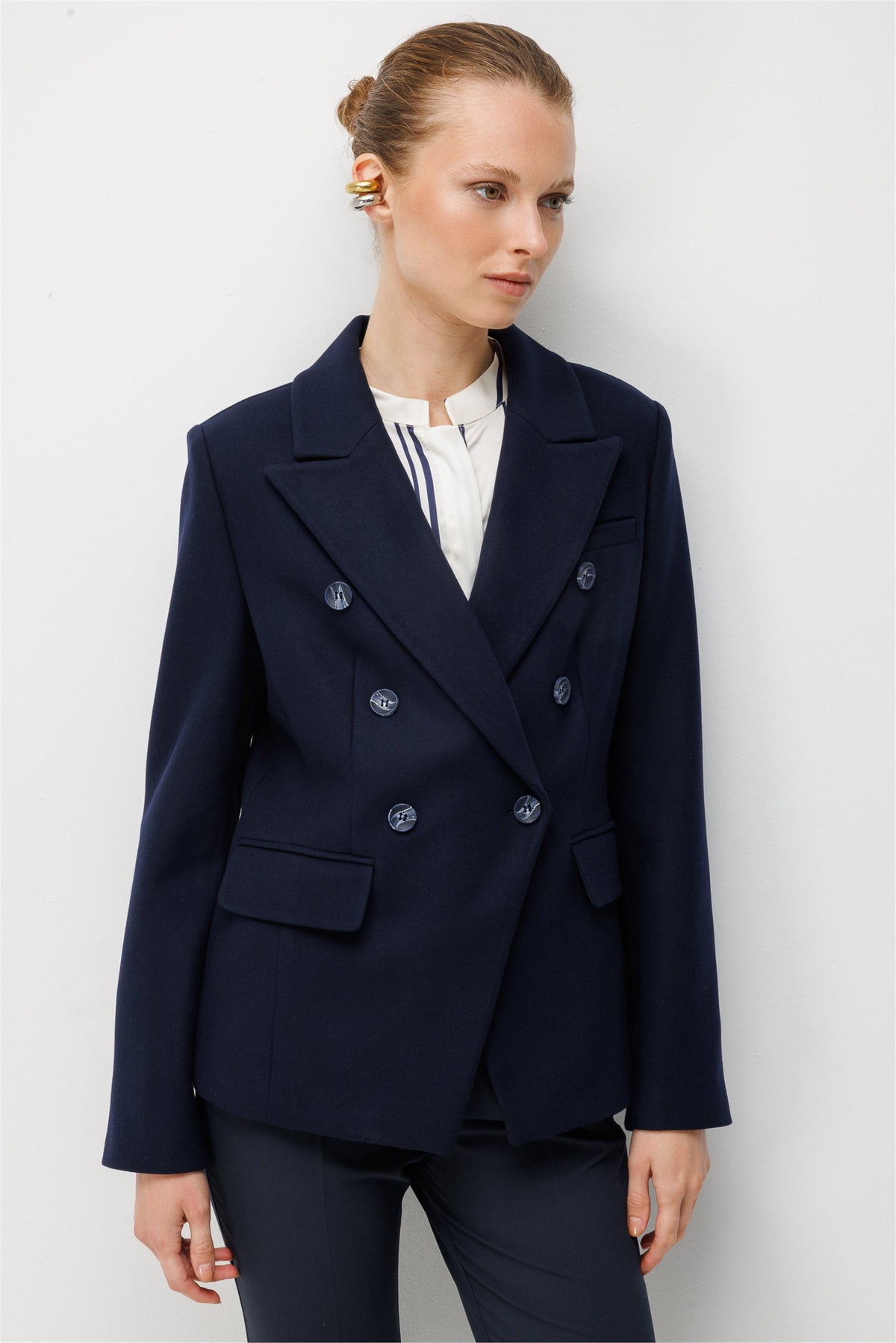 Ekol Kadın Kruvaze Çentikli Yaka Düğme Detaylı Uzun Kollu Blazer Ceket Main image