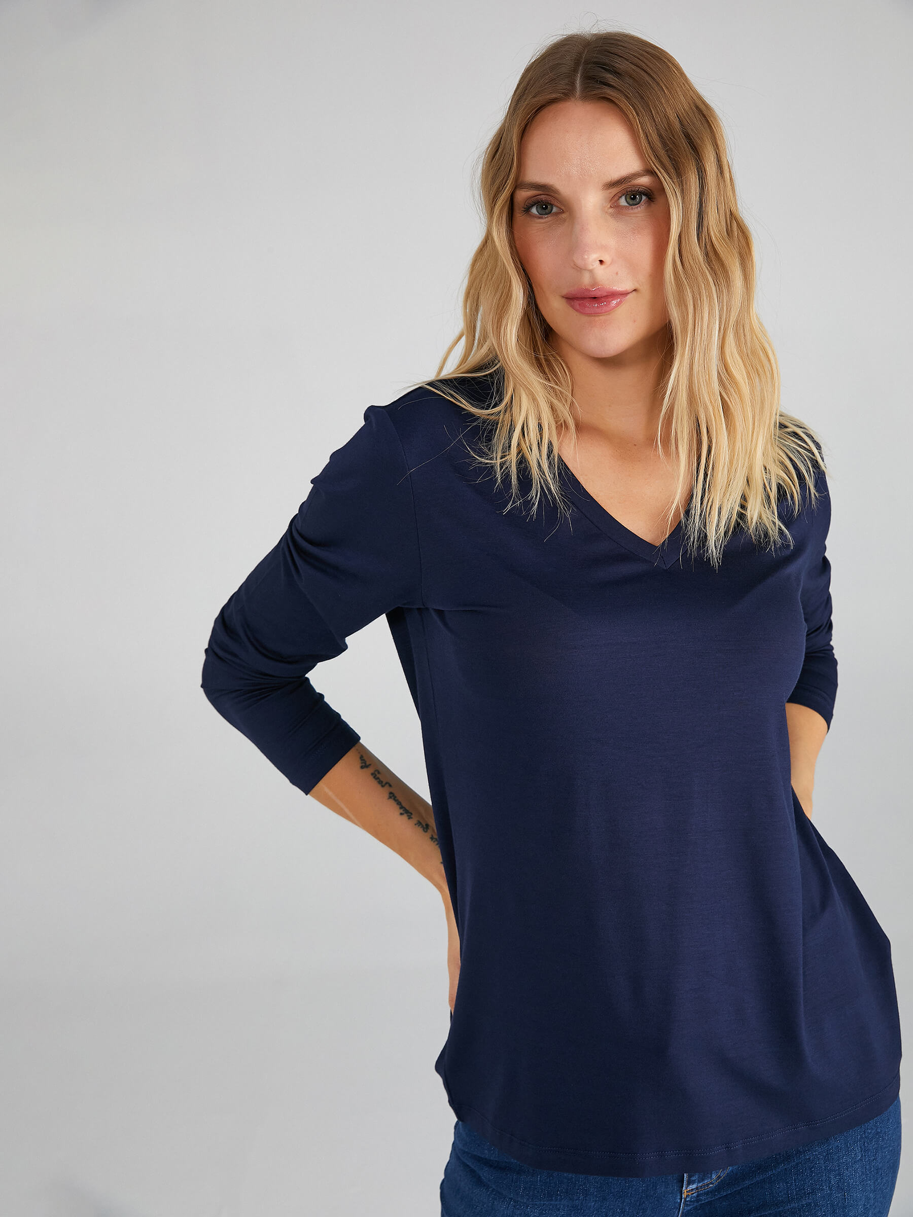 Faik Sönmez Kadın Oversize V Yaka Uzun Kol Minimalist T-Shirt Secondary image