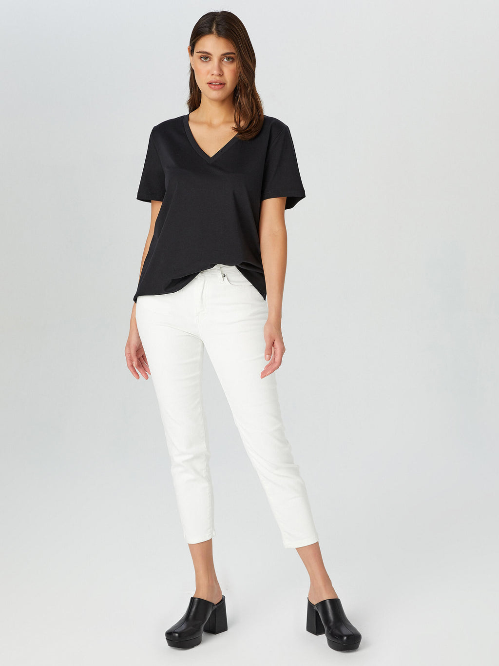 Faik Sönmez Minimalist V Yaka Kısa Kol Kadın T-Shirt - Günlük Şıklık