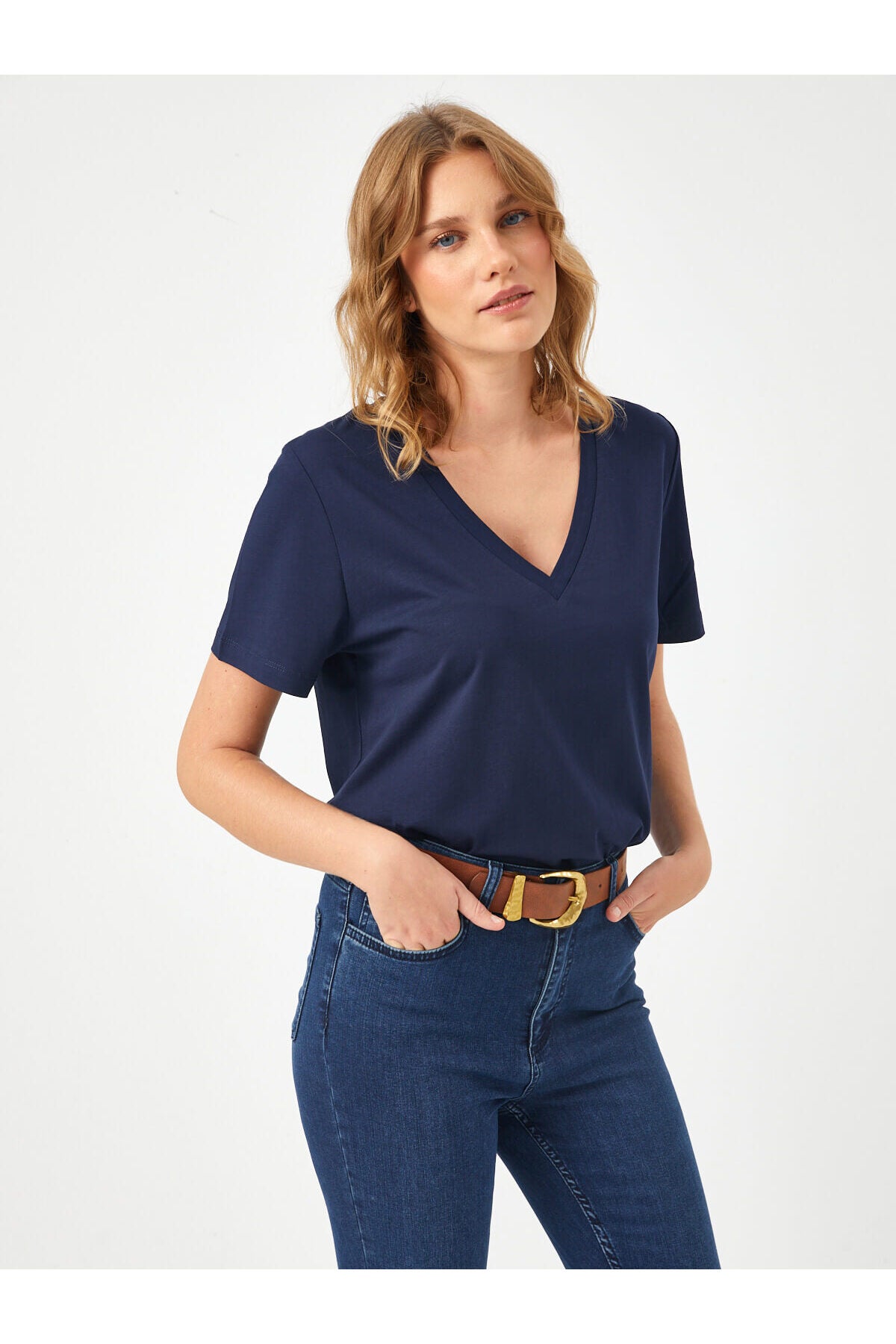 Faik Sönmez Minimalist V Yaka Kısa Kol Kadın T-Shirt - Günlük Şıklık Secondary image