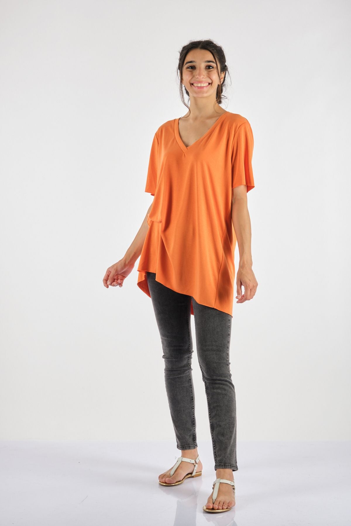 Garmenty Oversize V Yaka Midi T-Shirt - Günlük Şıklık Secondary image