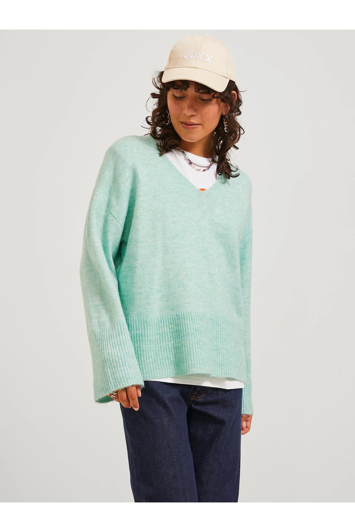 Jack&Jones JJXX Oversize V Yaka Kadın Kazak - Minimalist & Rahat Secondary image