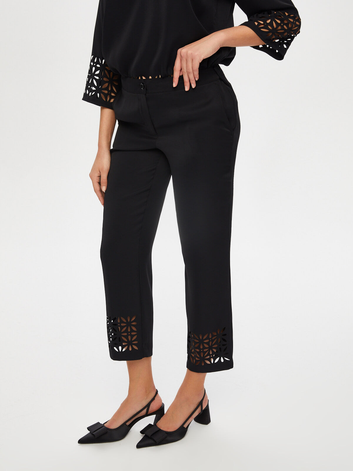 Kadın Paçası Delik İşli Slim Fit Pantolon Faik Sönmez