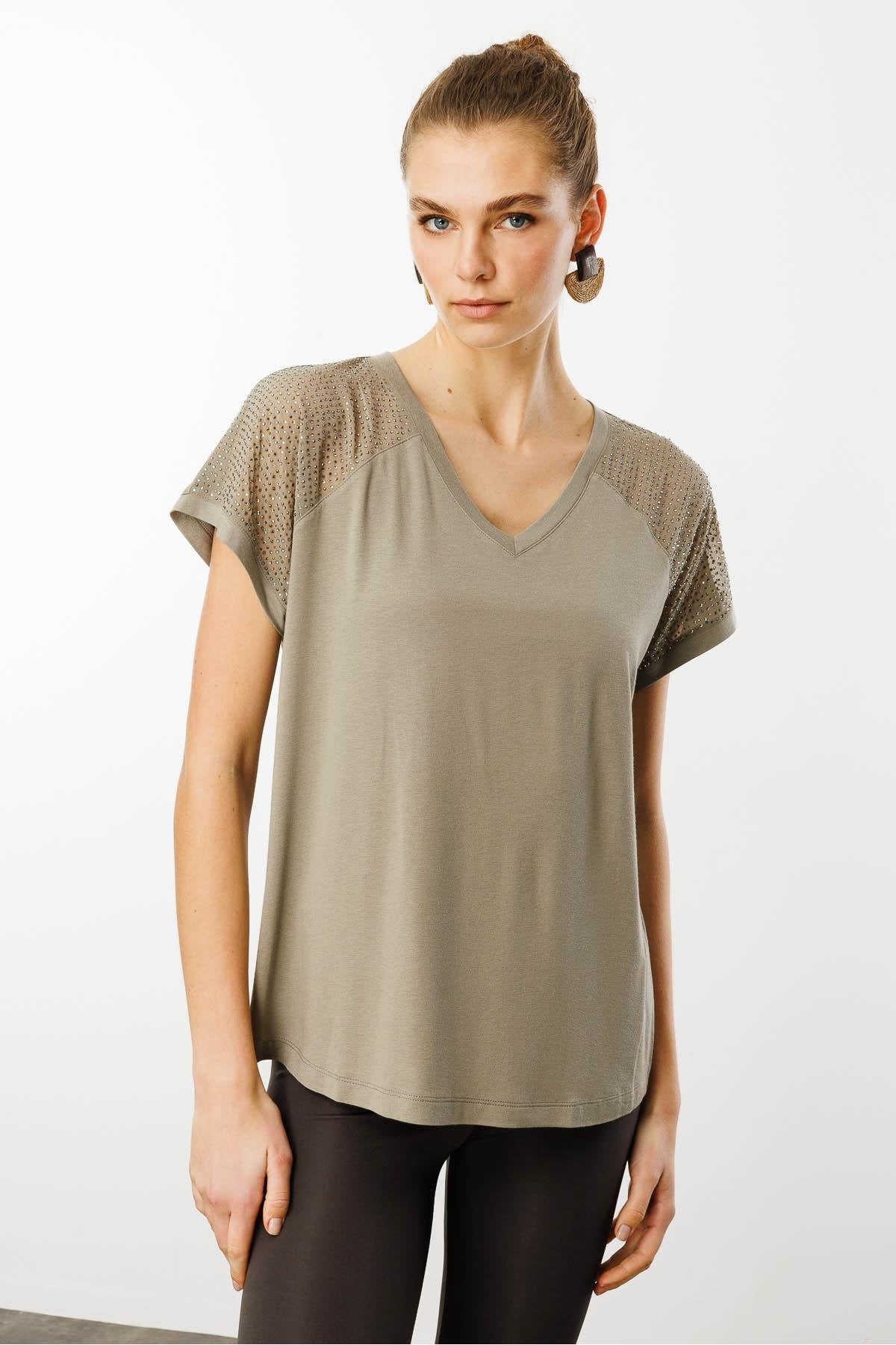 Kadın V Yaka Omuzları Taş Baskılı Penye T-shirt Secondary image