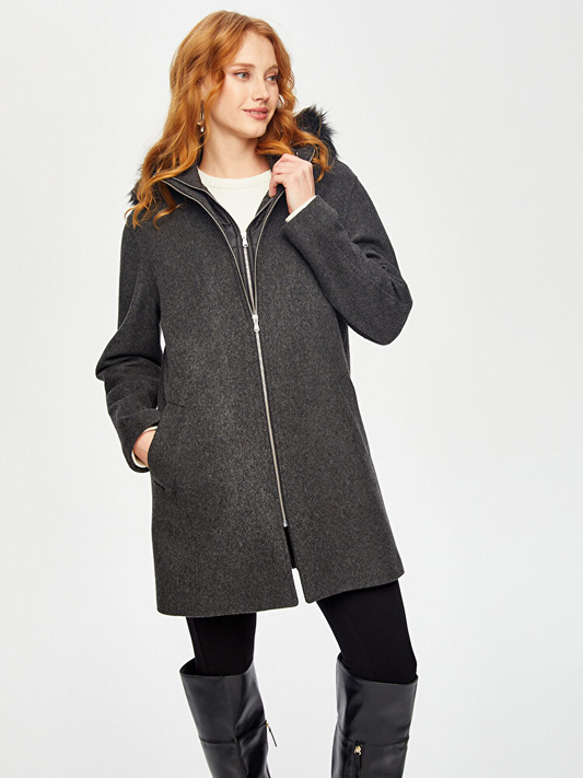 Kapitone Detaylı Kürk Kapüşonlu Yünlü Kaban Faik Sönmez B00040