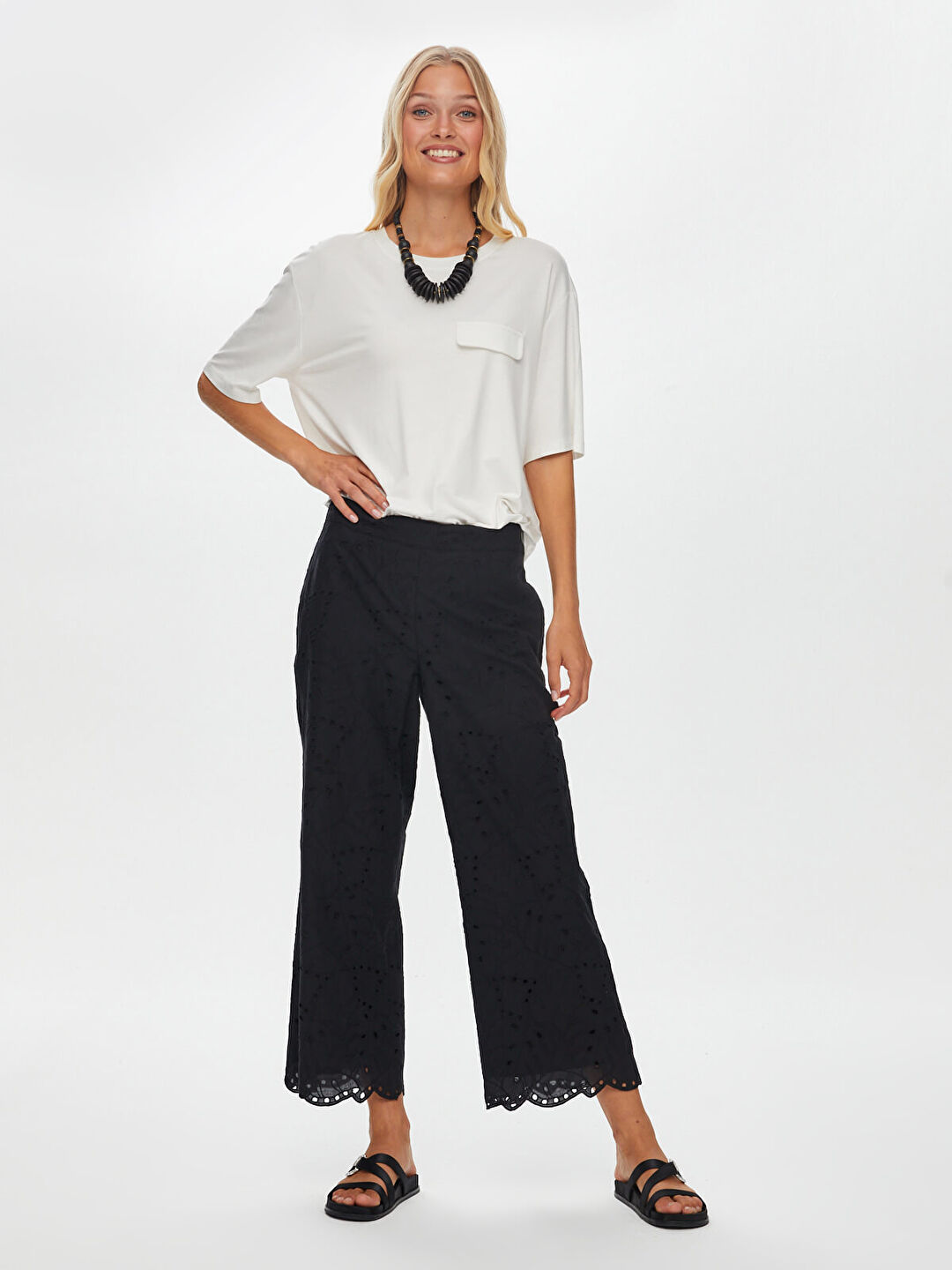 Resort Brode Nakış İşli Yanı Yırtmaçlı Wide Leg Fit Caprii Faik Sönmez Secondary image