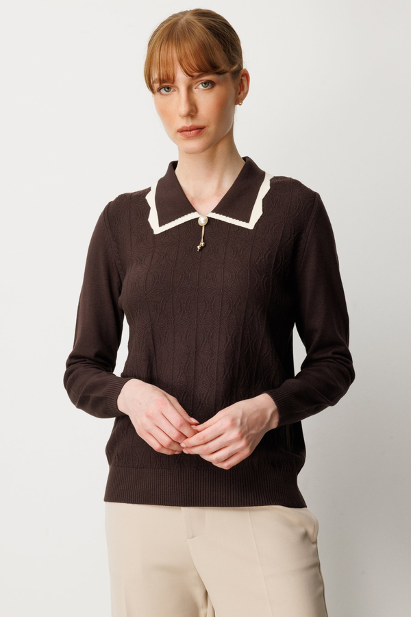 On Yakası Aksesuar Detaylı Triko Kazak On