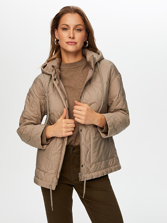 Kordon Detaylı Kapüşonlu Rahat Form Kapitone Mont Faik Sönmez