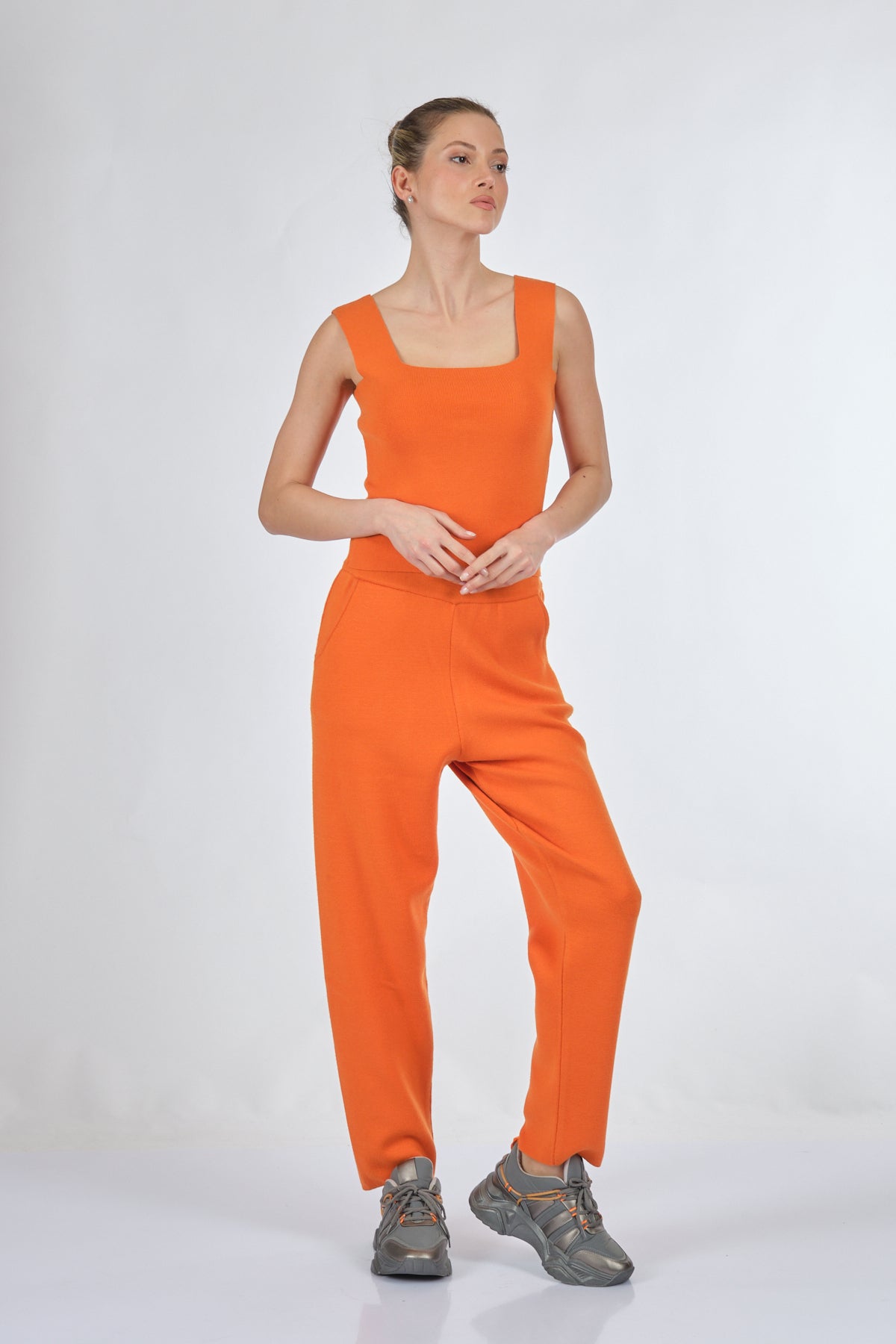 Lal Minimalist Crop Triko Takım - Rahat ve Şık Günlük Stil Secondary image