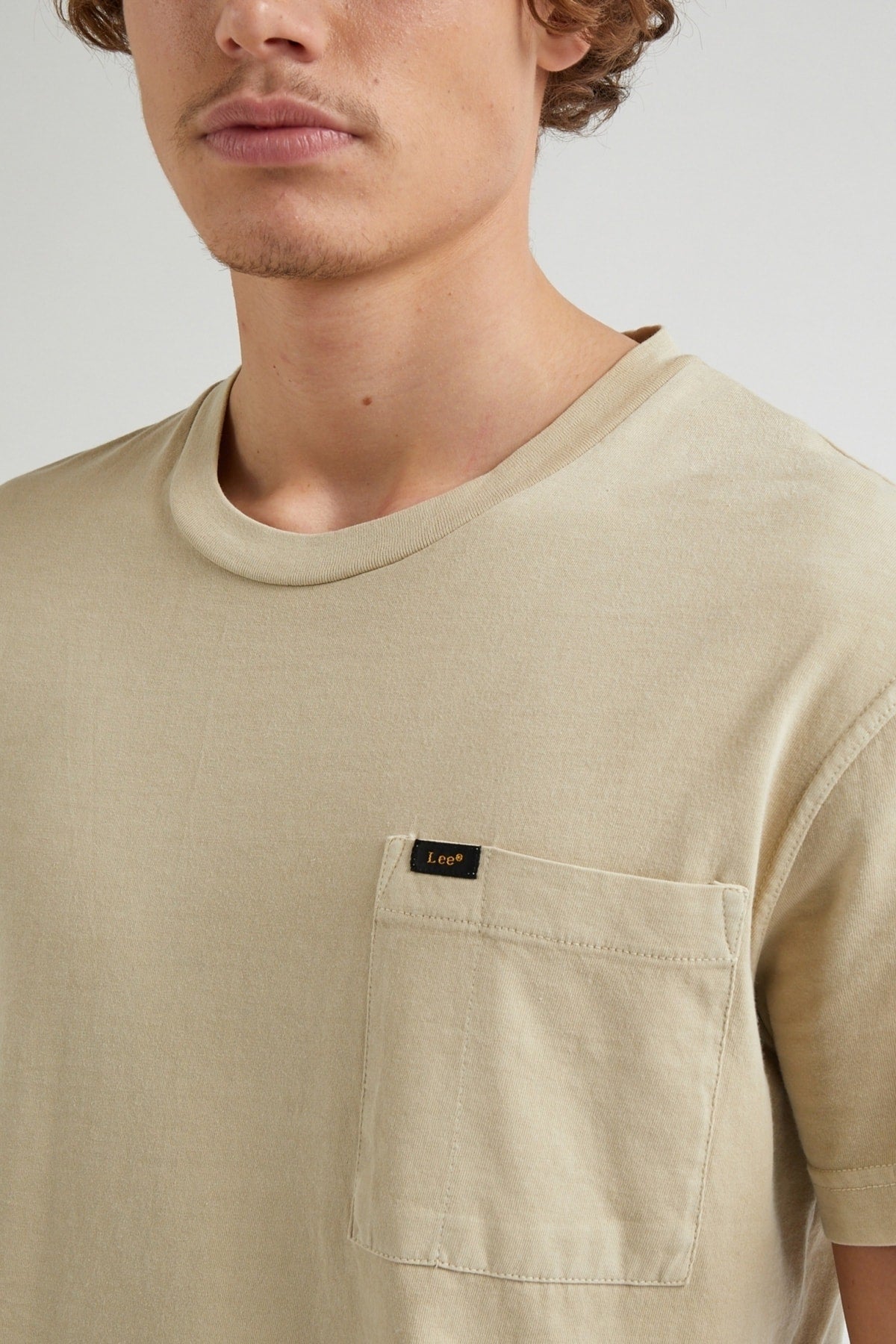 Lee Erkek Oversize Minimalist Cep Detaylı Tişört - Günlük Stil Secondary image