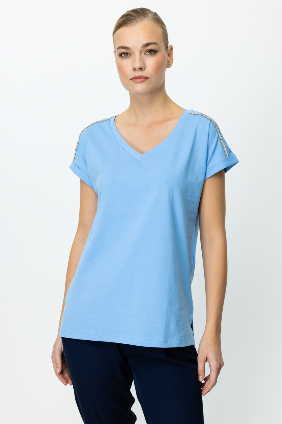 On Minimalist V Yaka Oversize Kadın Bluz - Rahat ve Şık Main image