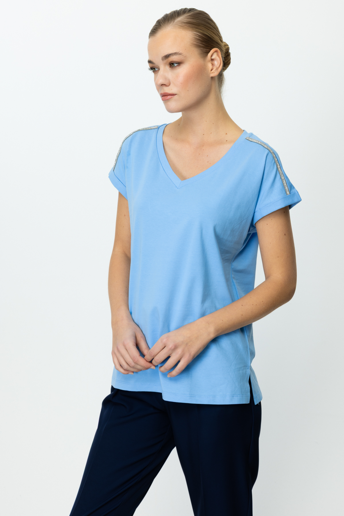 On Minimalist V Yaka Oversize Kadın Bluz - Rahat ve Şık Secondary image