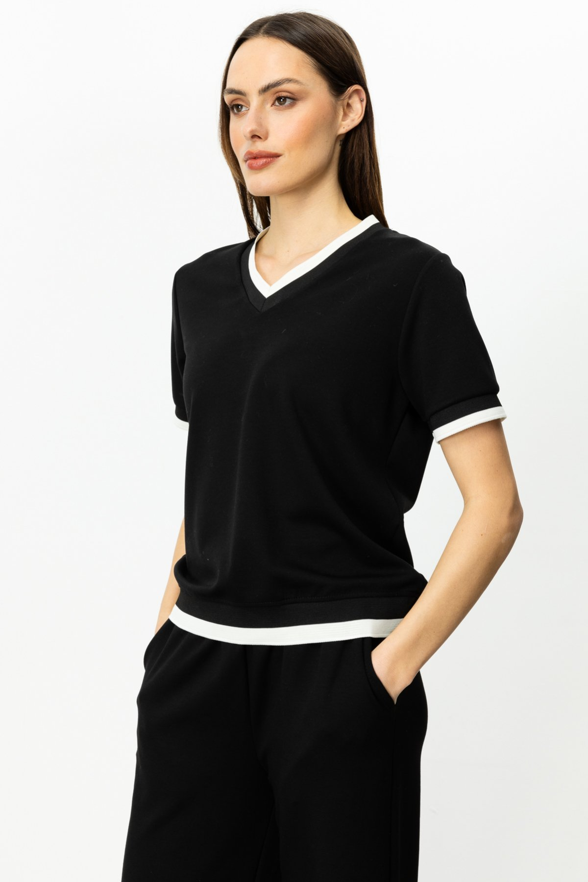 On Kadın V Yaka Kısa Kol Minimalist Bluz - Günlük & Şık İkincil görsel