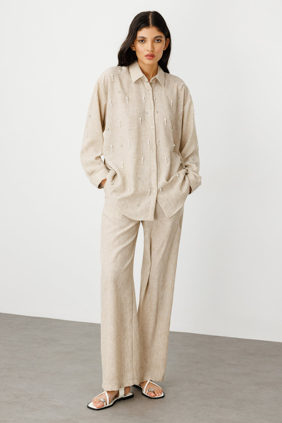 On Minimalist İnci Detaylı Oversize Keten Kadın Gömlek