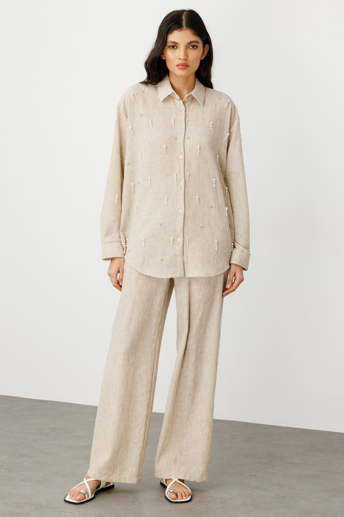 On Minimalist İnci Detaylı Oversize Keten Kadın Gömlek