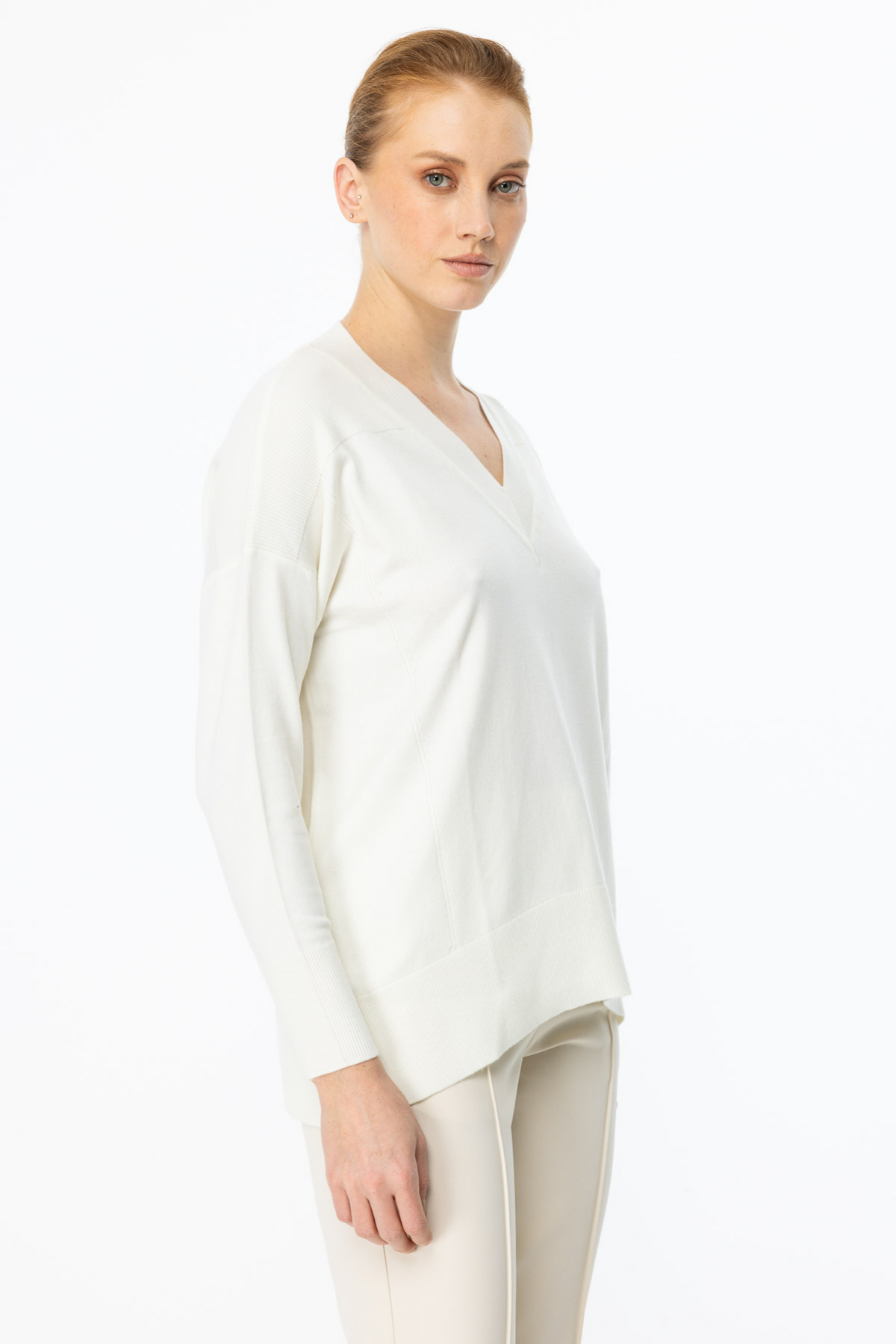 On Kadın V Yaka Oversize Kazak - Minimalist ve Rahat Secondary image