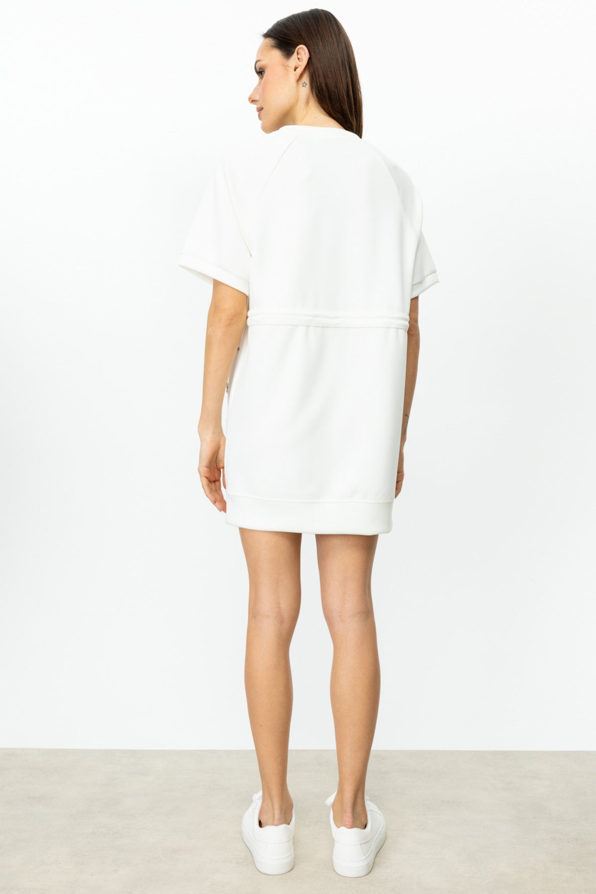 On Oversize Mini Elbise - Kısa Kol, Yuvarlak Yaka, Minimalist Stil