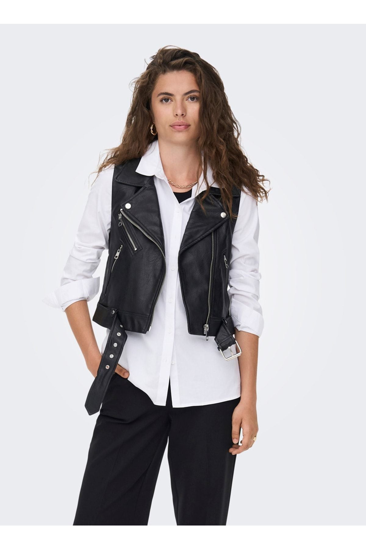 Only Crop Deri Yelek: Minimalist Streetwear Tarzı - Hemen Al! Main image
