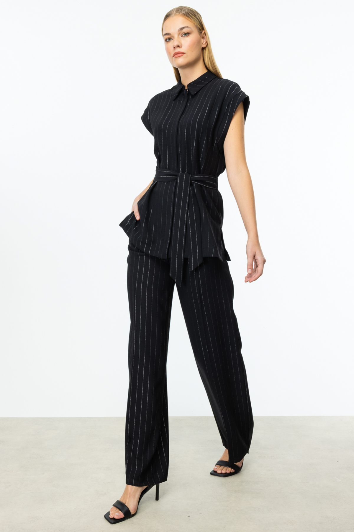 On Minimalist Çizgili Kemerli Midi Kadın Pantolon - Geniş Paça Main image