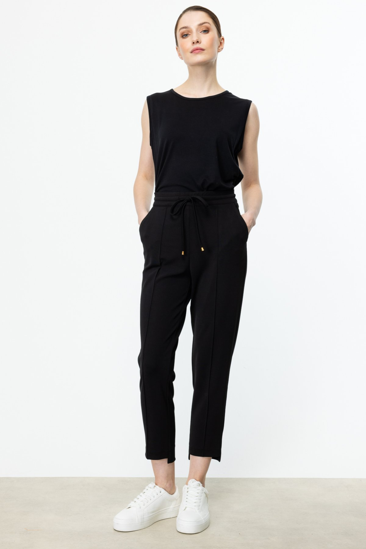On Kadın Crop Pantolon: Minimalist, Rahat, Günlük Stil Main image
