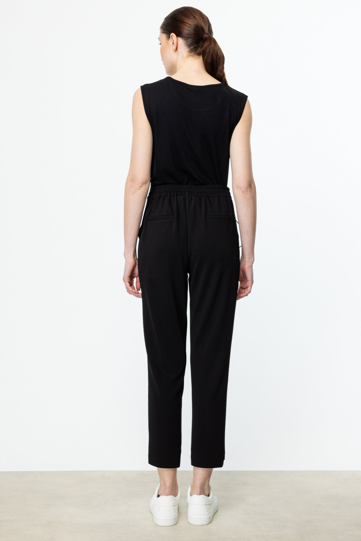 On Kadın Crop Pantolon: Minimalist, Rahat, Günlük Stil