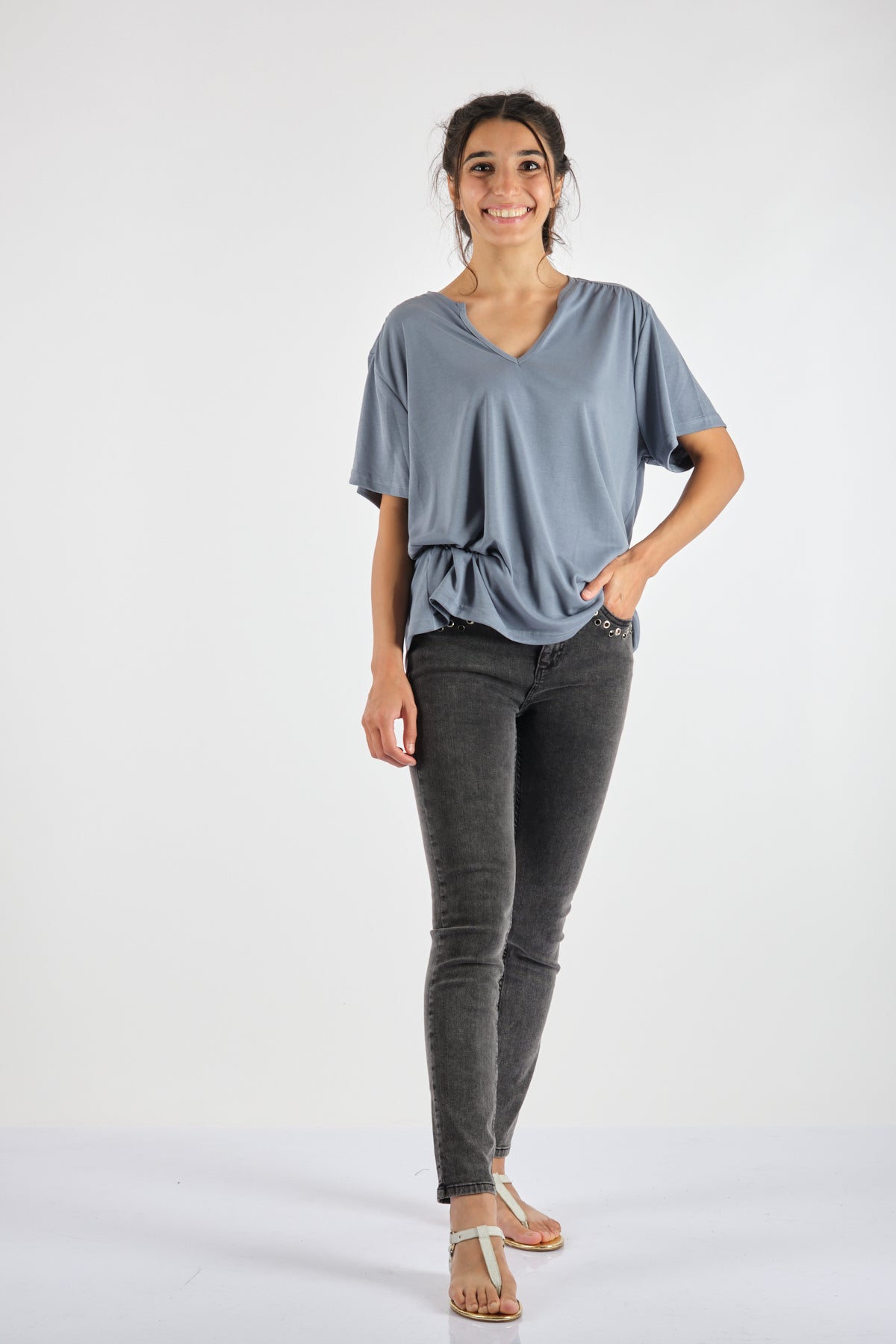 Garmenty Oversize V Yaka Kısa Kol Minimalist Kadın T-Shirt - Günlük Şıklık